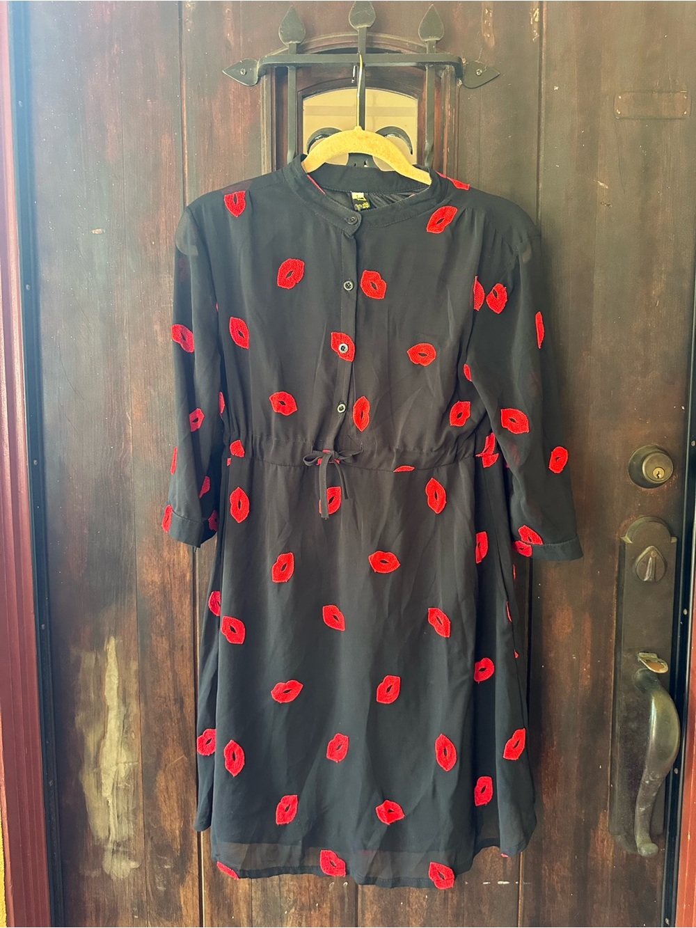Very cuteBlack Dress with Red lips embroidered Women's Button-Front